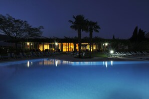 Seasonal outdoor pool
