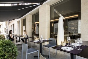 Outdoor dining - Vincci Mercat Hotel (Valencia)