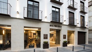 A hotel with a modern facade, large windows, and a sign reading "HOTEL VINCCI MERCATI". - Vincci Mercat Hotel (Valencia)