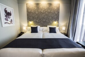 Roba de llit d'alta qualitat, cobrellits i minibar 