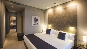 Ropa de cama de alta calidad, cubrecamas y minibar