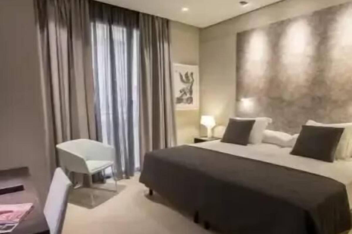 Roupas de cama premium, edredons de pluma, frigobar, cofres nos quartos