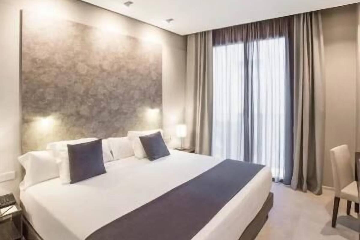 Roupas de cama premium, edredons de pluma, frigobar, cofres nos quartos