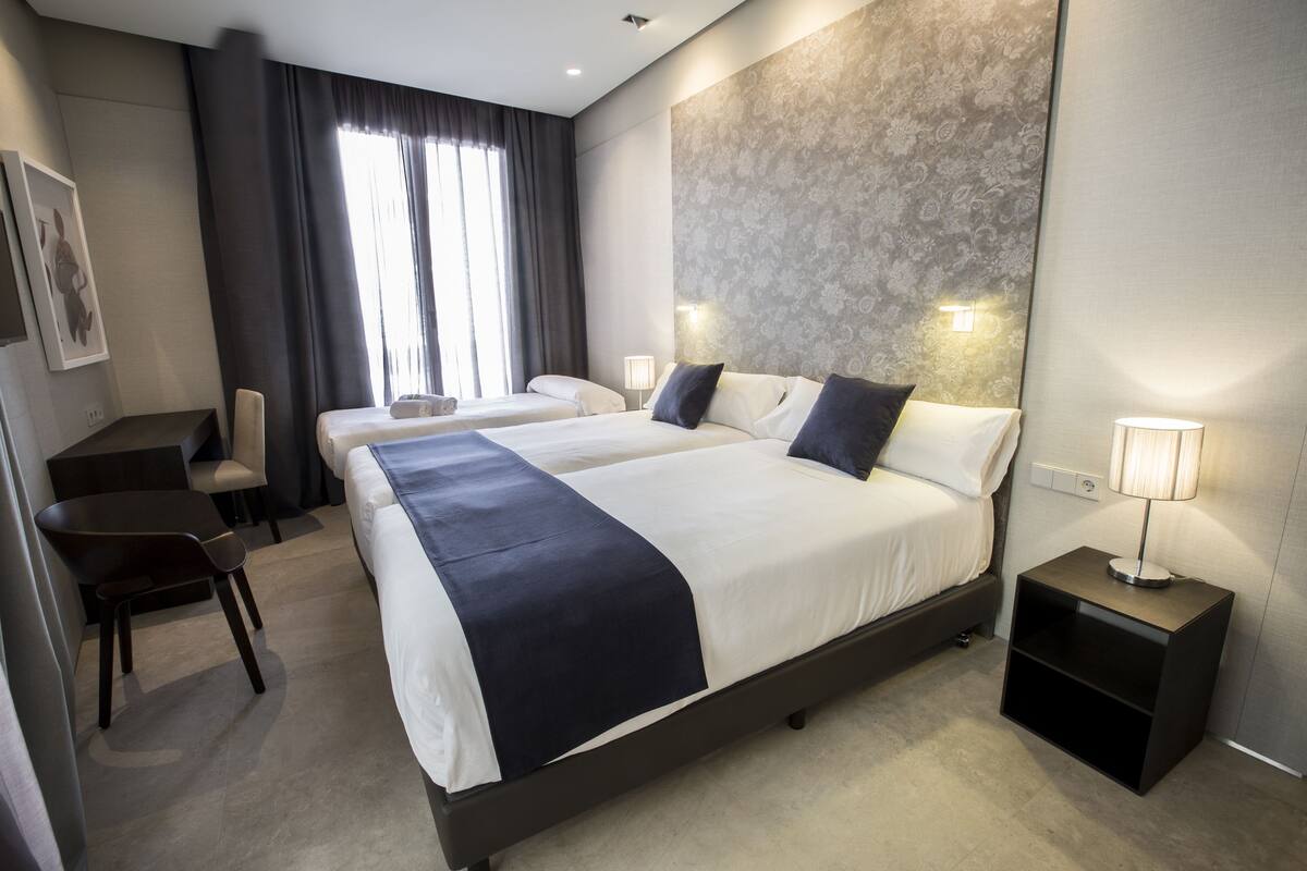 Vincci room with extra bed | Roupas de cama premium, edredons de pluma, frigobar, cofres nos quartos