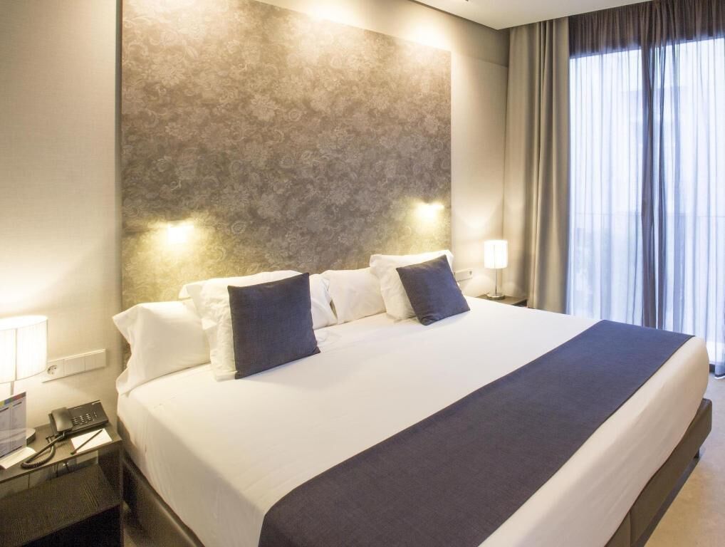 Premium bedding, down comforters, minibar, in-room safe