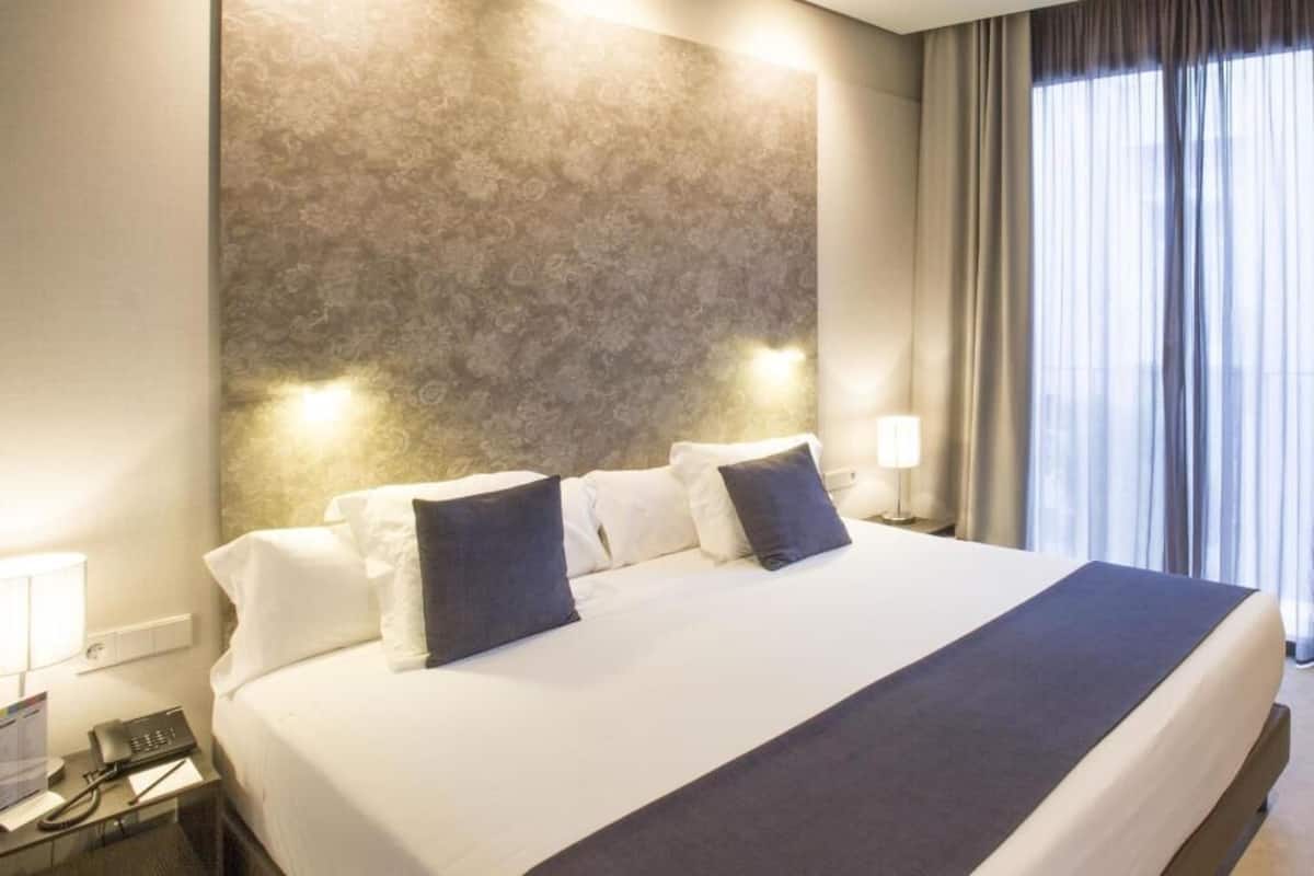 Hochwertige Bettwaren, Daunenbettdecken, Minibar, Zimmersafe