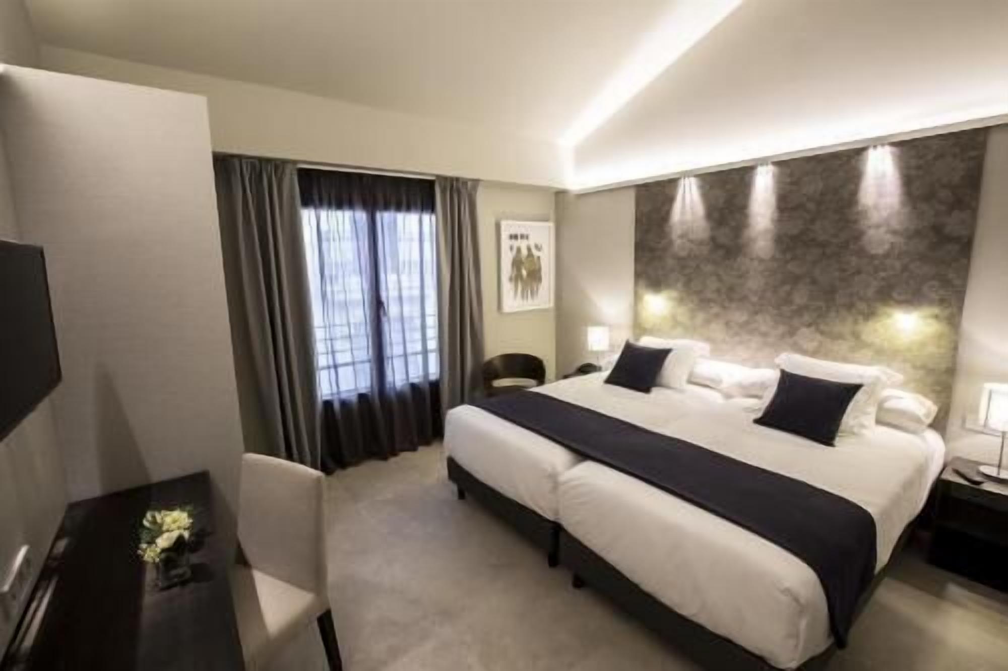Premium bedding, down comforters, minibar, in-room safe