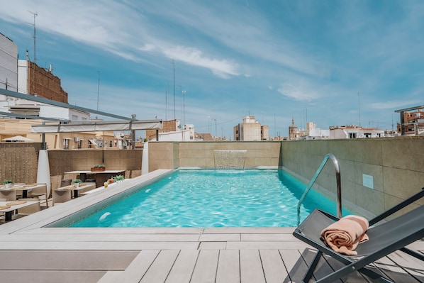 Outdoor pool - Vincci Mercat Hotel (Valencia)