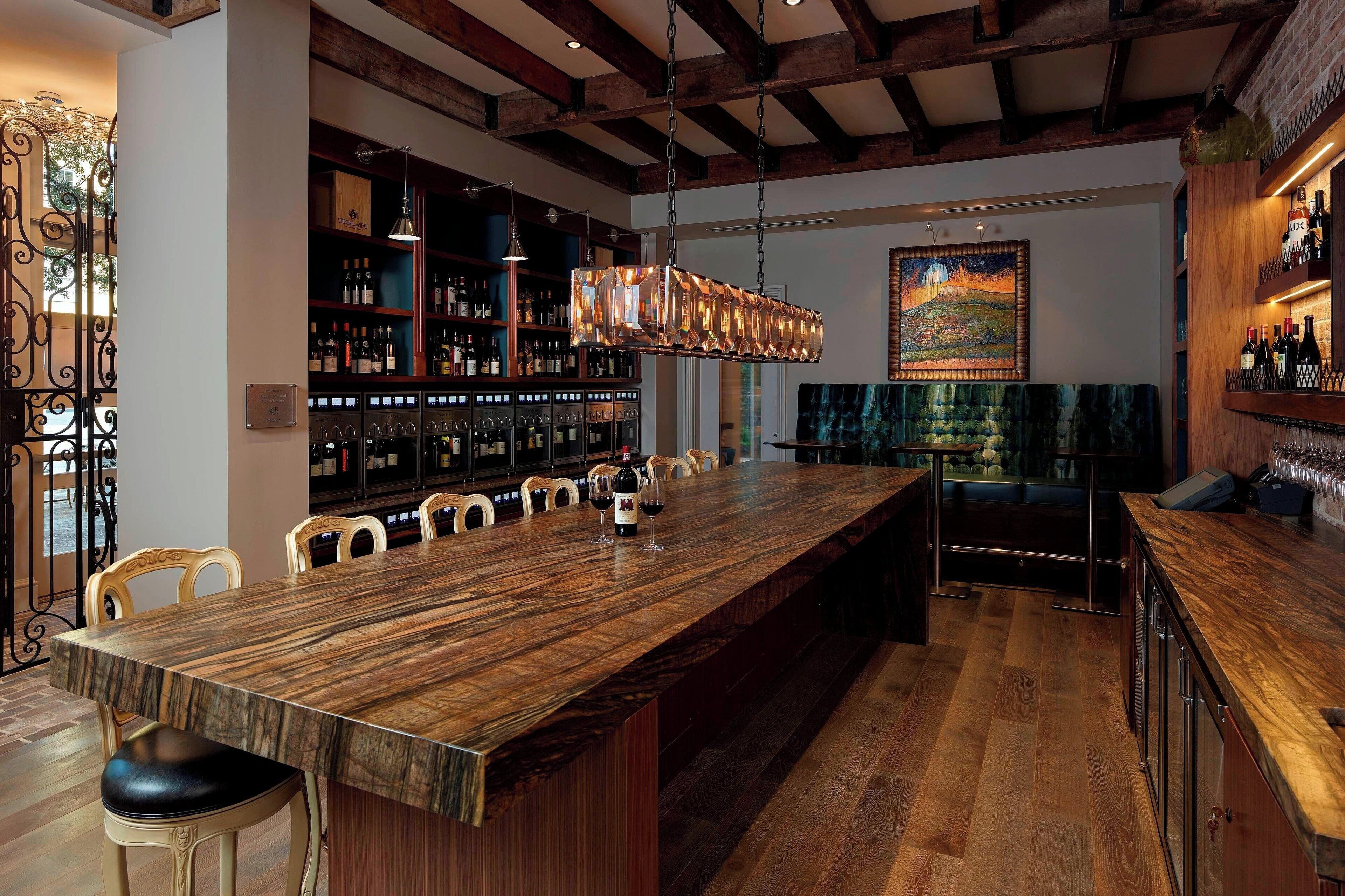 2 bares/lounges, bar na cobertura, bar de vinhos