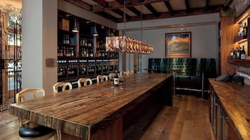 2 bares/lounges, bar na cobertura, bar de vinhos