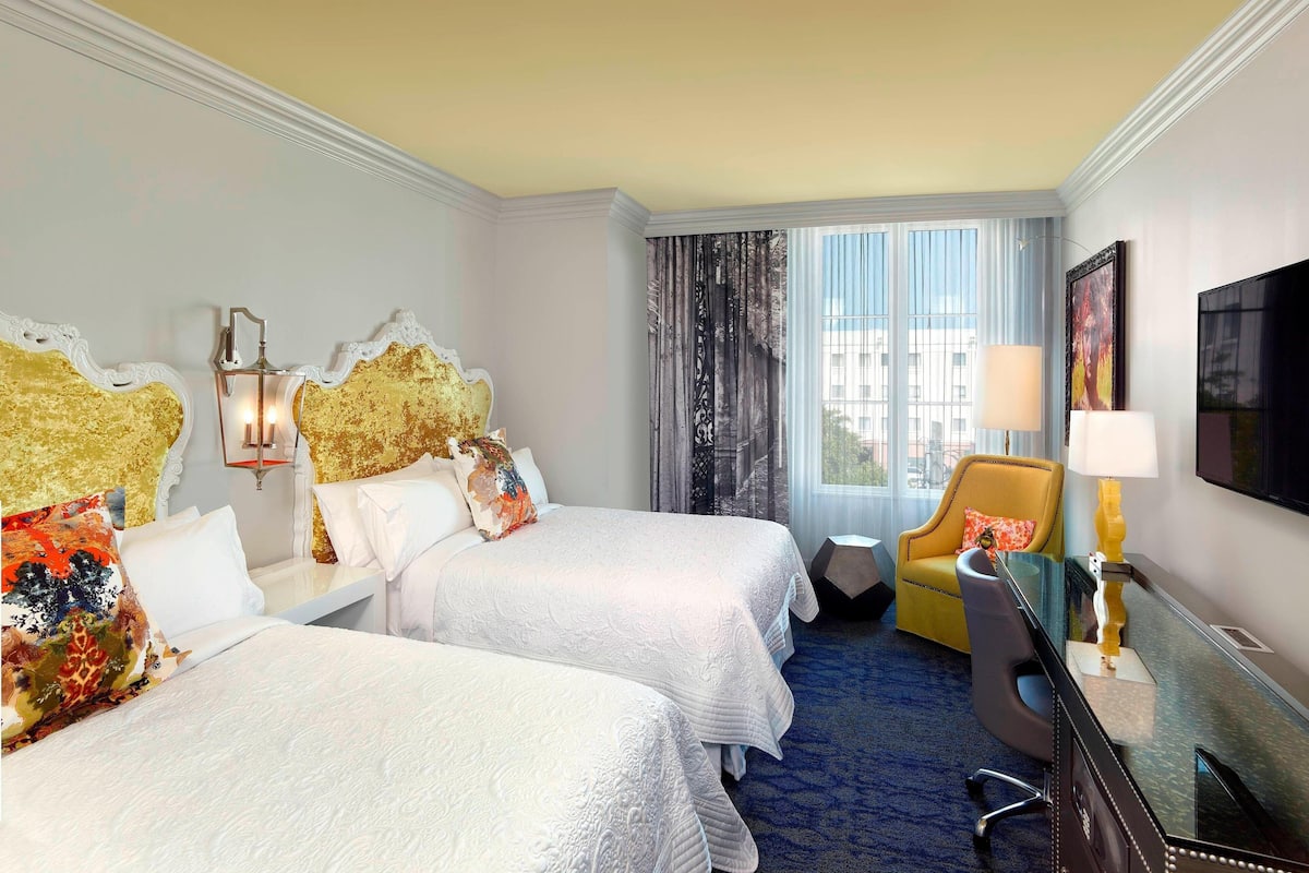 Phòng, 2 giường cỡ queen | 1 phòng ngủ, bộ đồ giường cao cấp, minibar, két bảo mật tại phòng
