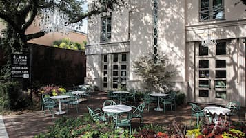 2 bars/lounges, rooftop bar, wine bar