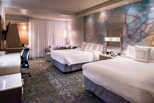 Escritorio, tabla de planchar con plancha, wifi gratis y ropa de cama