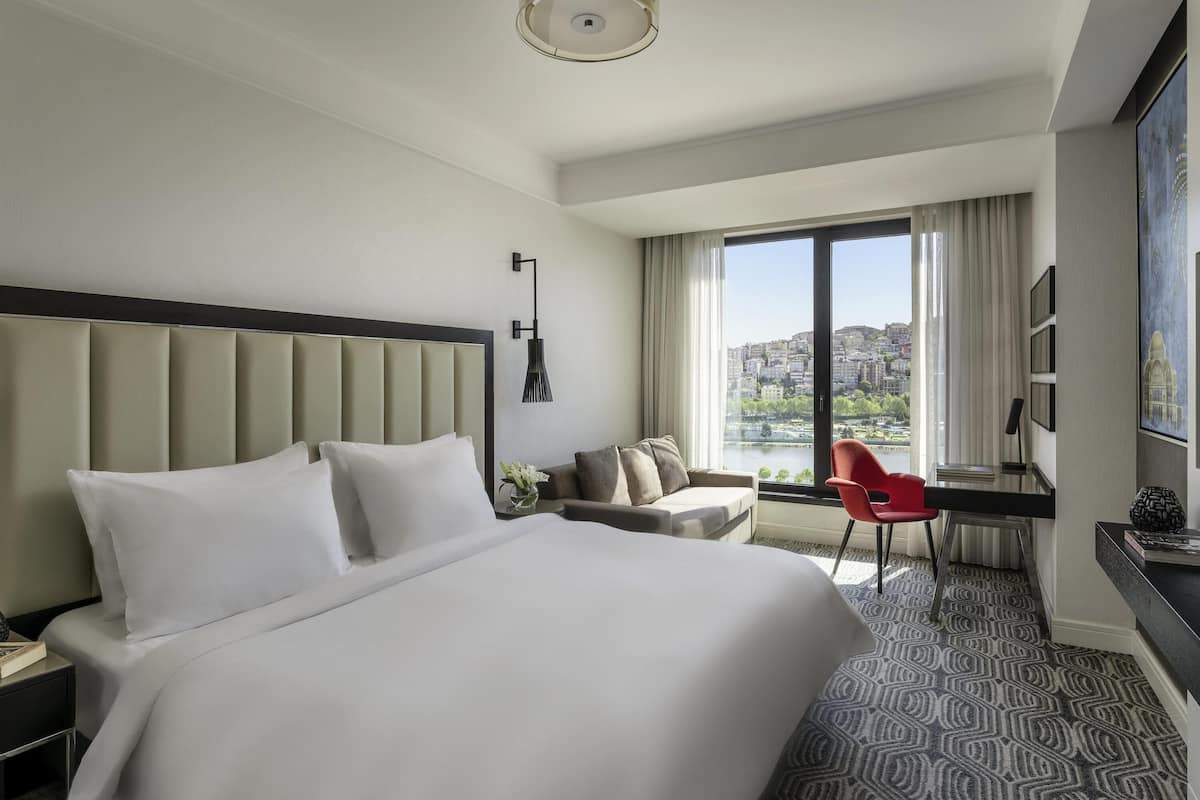 Deluxe Room, 1 King Bed, Sea View