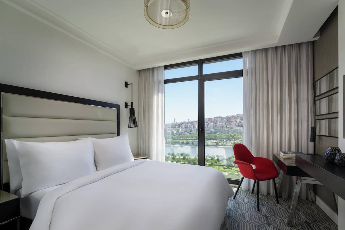 Superior-rum - 1 queensize-sÀng - havsutsikt | SÀngtillbehör av högsta kvalitet och minibar
