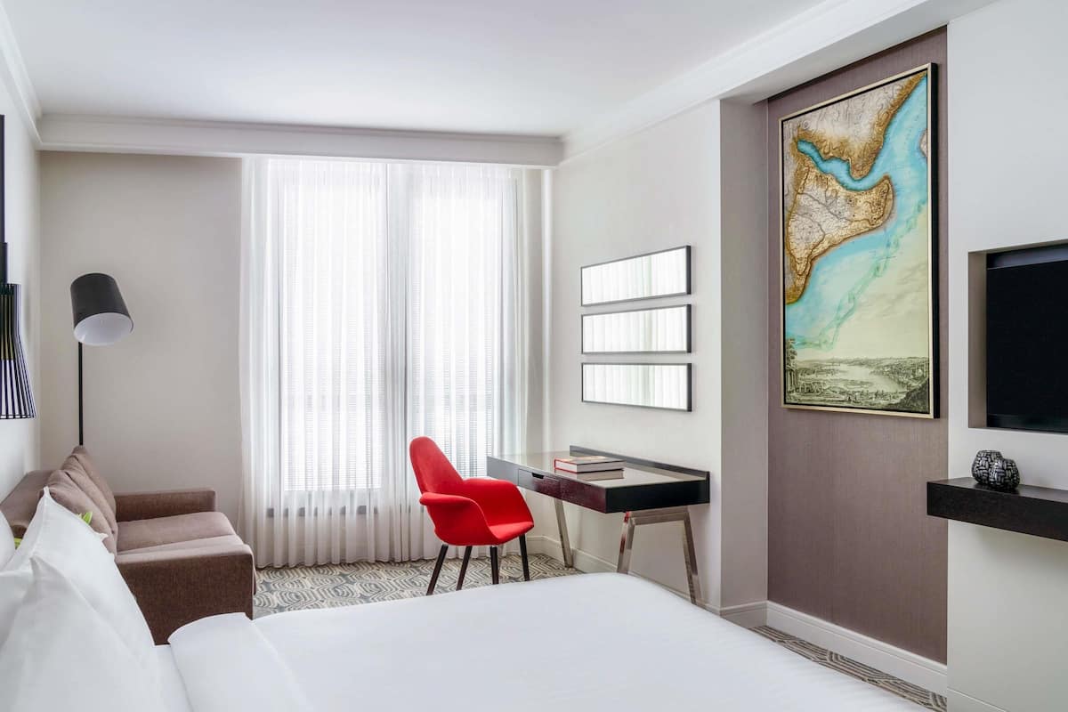 Hochwertige Bettwaren, Minibar, Zimmersafe, Schreibtisch