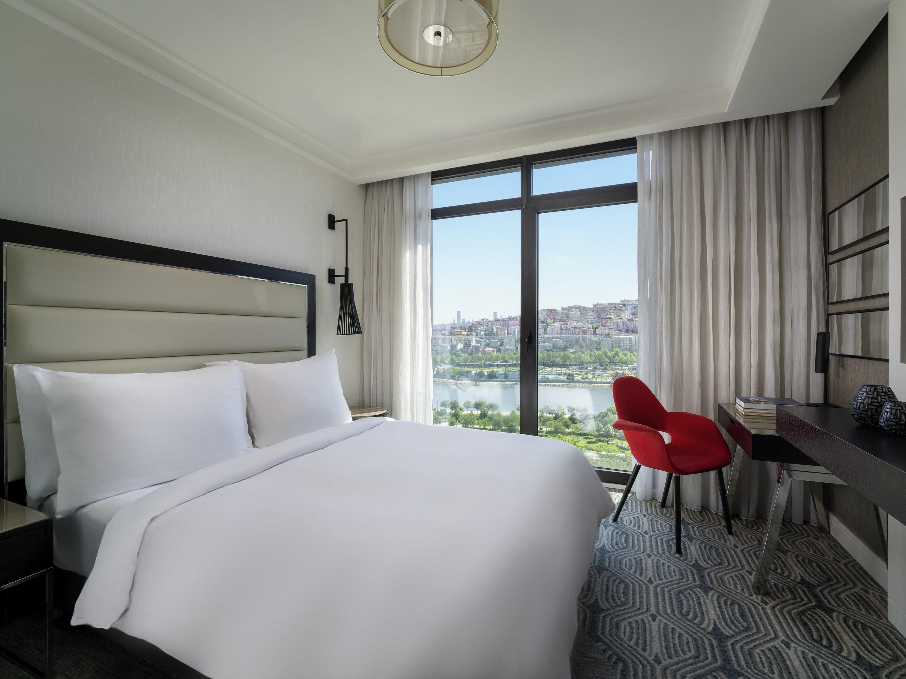 Rom – superior, 1 queensize-seng, sjøutsikt | Minibar, safe på rommet, skrivebord og blendingsgardiner