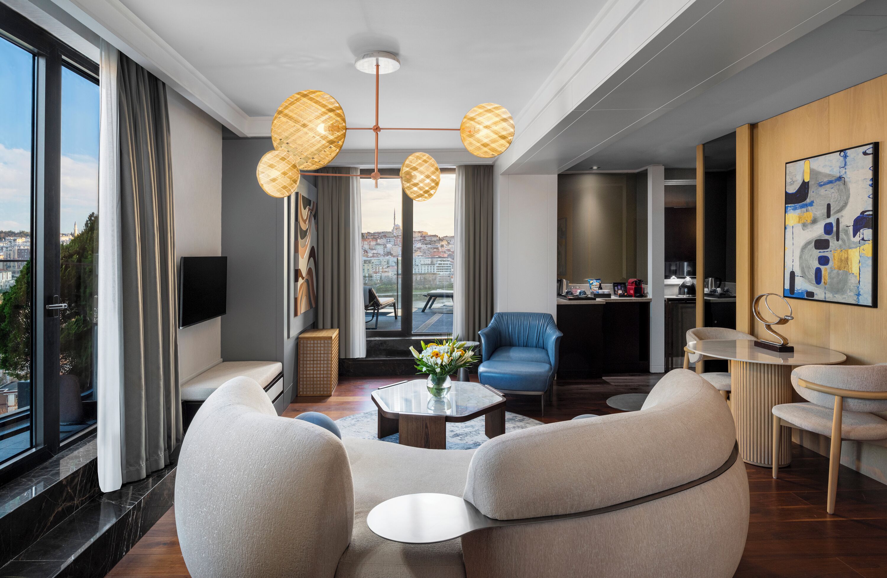 スイート キングベッド 1 台 (Golden Horn) | ミニバー、セーフティボックス (室内)、デスク、遮光カーテン