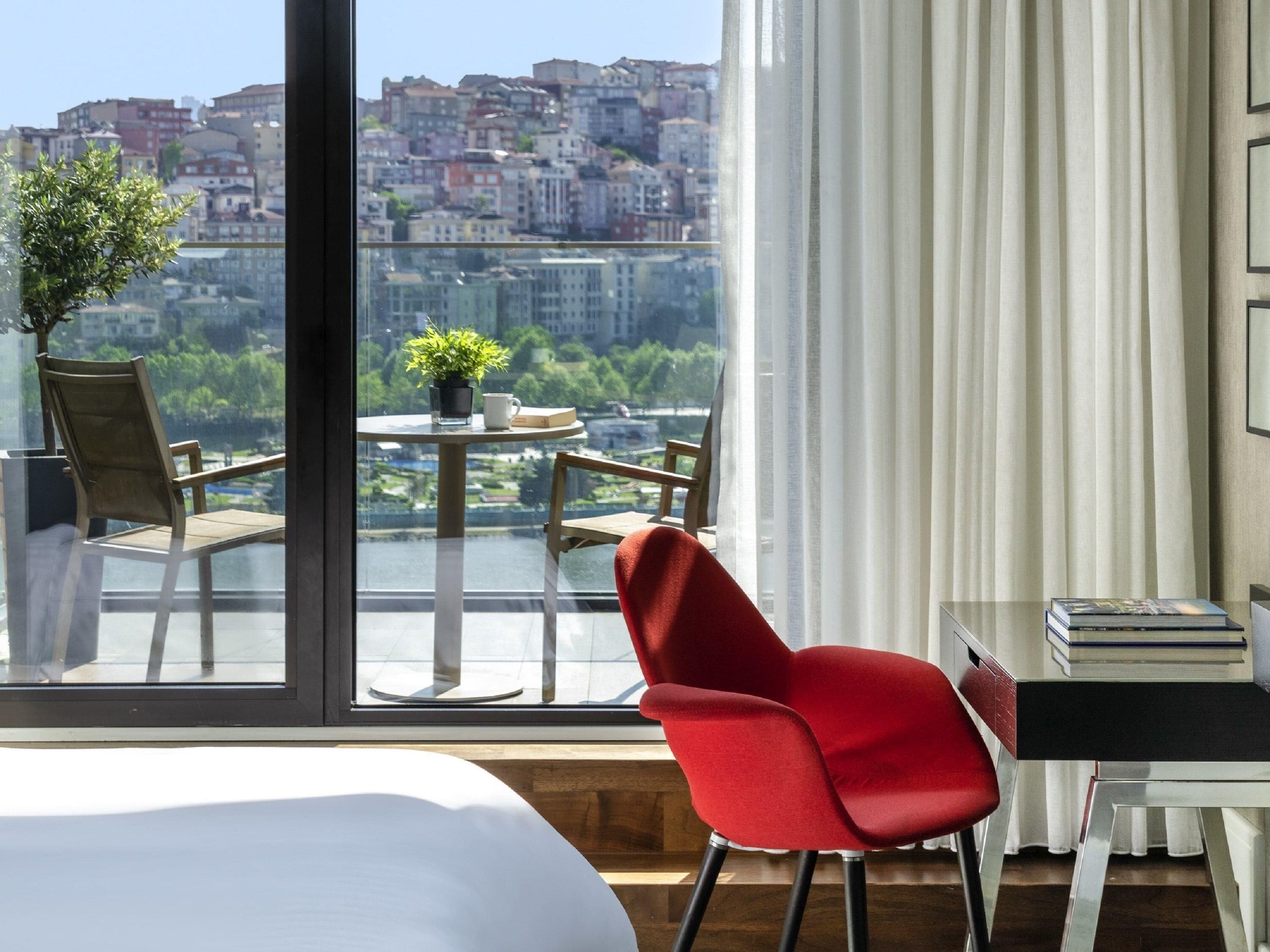 Premium Room, 1 Queen Bed, Sea View | Premium bedding, minibar, in-room safe, desk