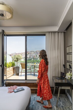 Premium bedding, minibar, in-room safe, desk - Mövenpick Hotel Istanbul Golden Horn (Eyup)