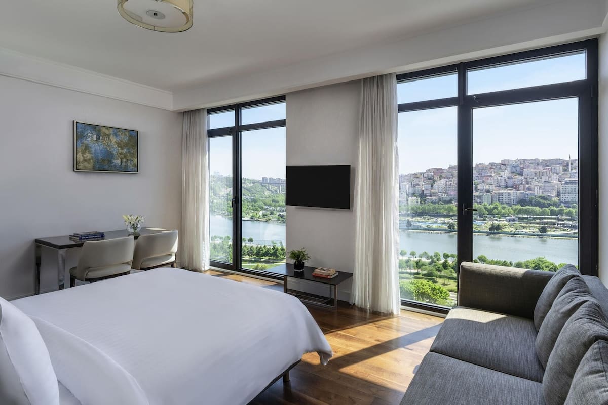 Junior Suite, 1 Katil Ratu (Queen) dengan Katil Sofa, Sea View | Peralatan tempat tidur premium, bar mini, peti besi dalam bilik, meja