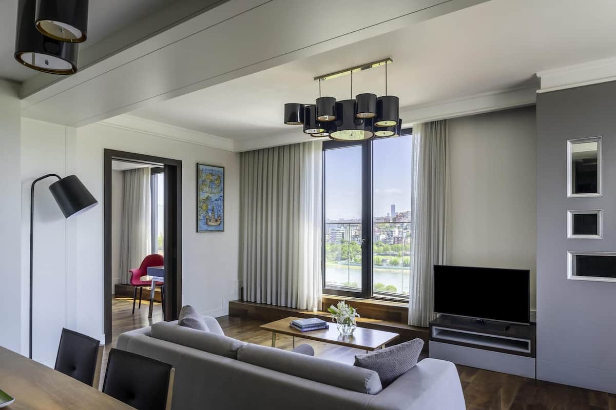 Svit - 1 kingsize-sÀng (Golden Horn) | SÀngtillbehör av högsta kvalitet och minibar