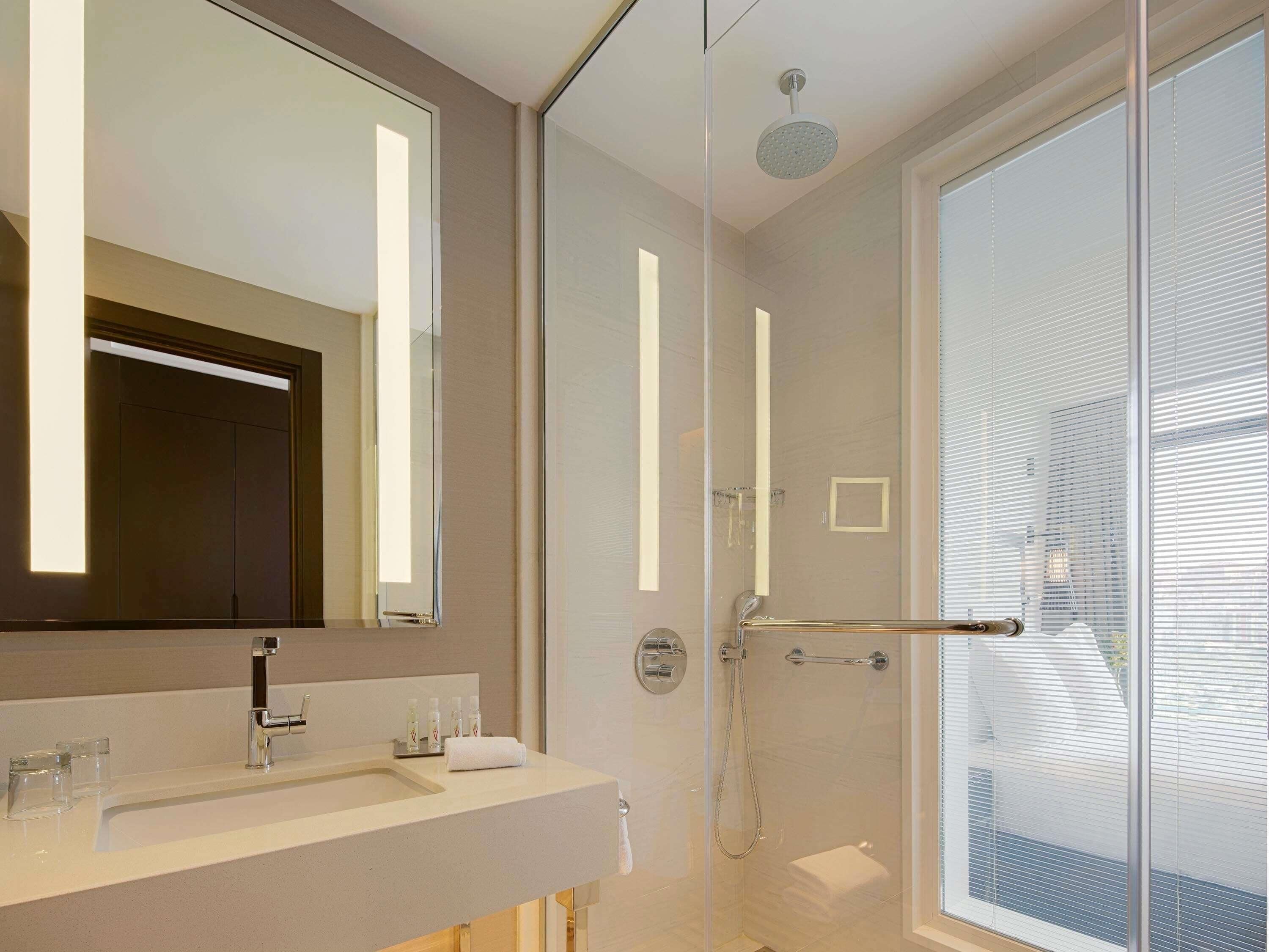 Minibar, safe på rommet, skrivebord og blendingsgardiner