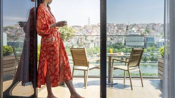 Premium kamer, 1 queensize bed, uitzicht op zee | Een minibar, een kluis op de kamer, een bureau, verduisterende gordijnen