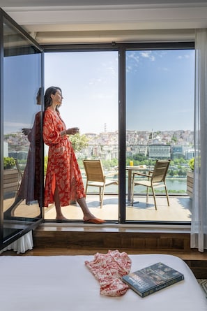 Premium Room, 1 Queen Bed, Sea View | Minibar, in-room safe, desk, blackout drapes