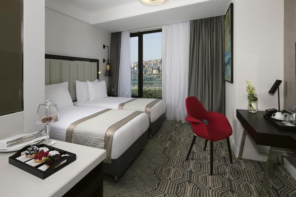 Habitación superior con 2 camas individuales, vista al mar | Ropa de cama de alta calidad y minibar