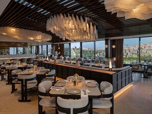 Breakfast, lunch, dinner served; international cuisine  - Mövenpick Hotel Istanbul Golden Horn (Eyup)