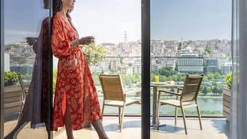Quarto premium, 1 cama Queen, vista para o mar | Roupas de cama premium, frigobar, cofres nos quartos, escrivaninha