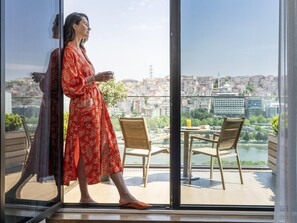 Premium Room, 1 Queen Bed, Sea View | Premium bedding, minibar, in-room safe, desk
