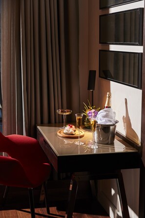 Ropa de cama de alta calidad y minibar 