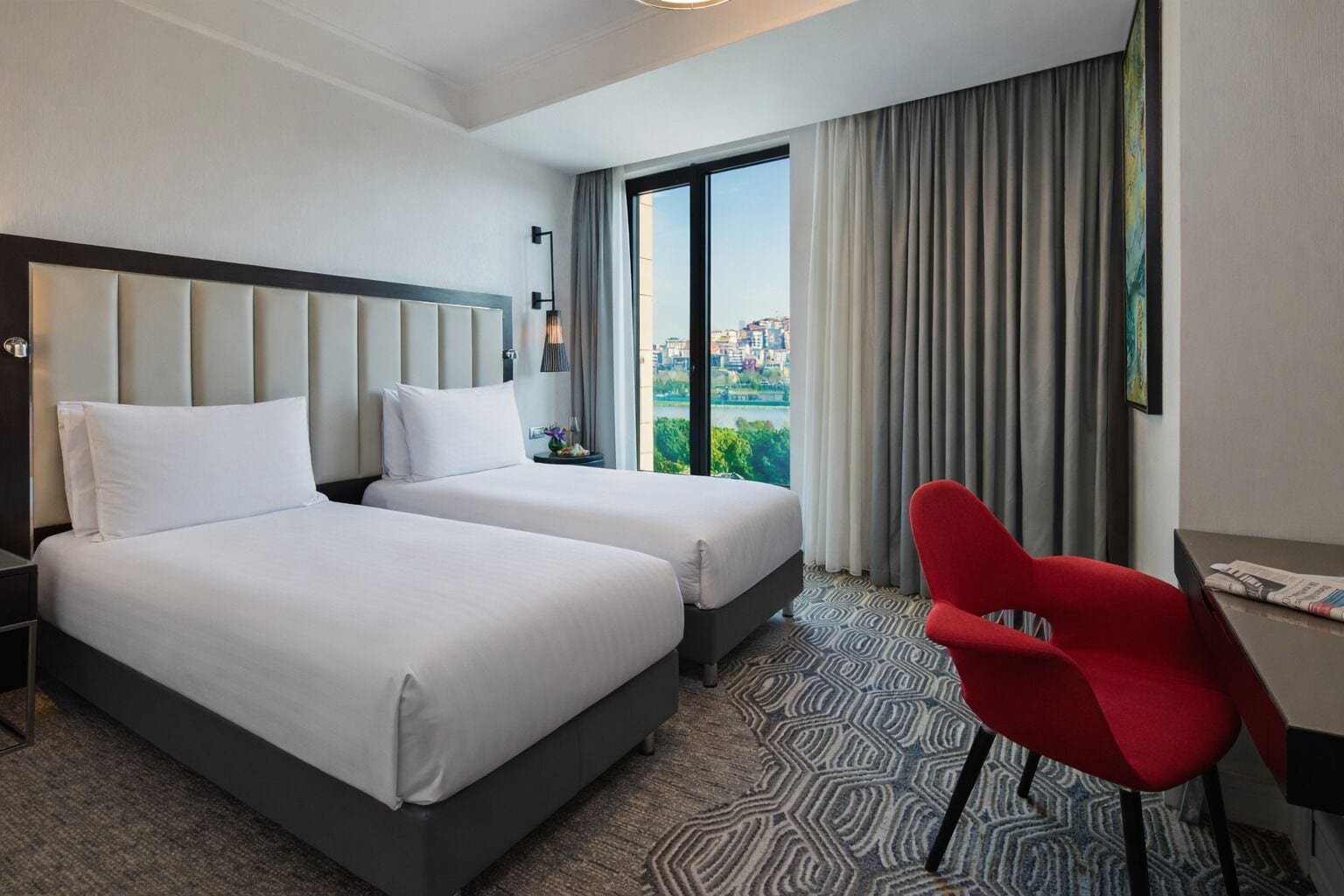 Tomannsrom – superior, sjøutsikt | Minibar, safe på rommet, skrivebord og blendingsgardiner