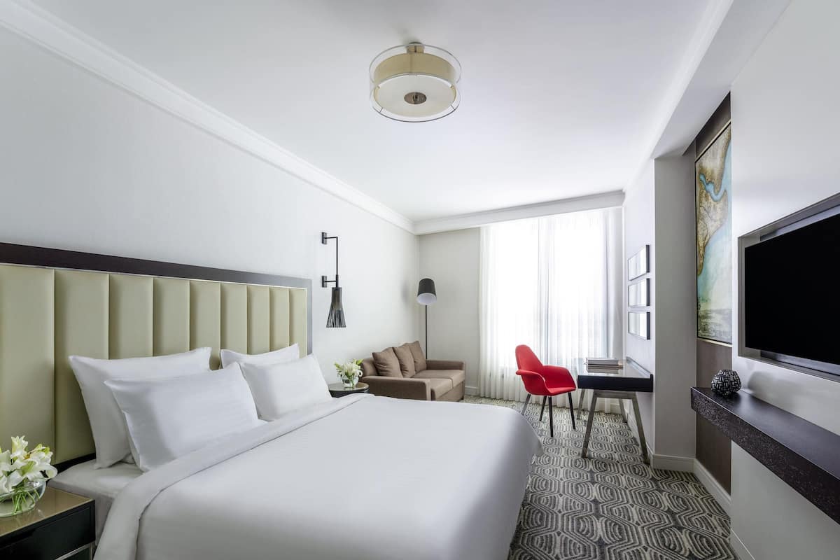 Classic Room, 1 King Bed | Minibar, in-room safe, desk, blackout curtains