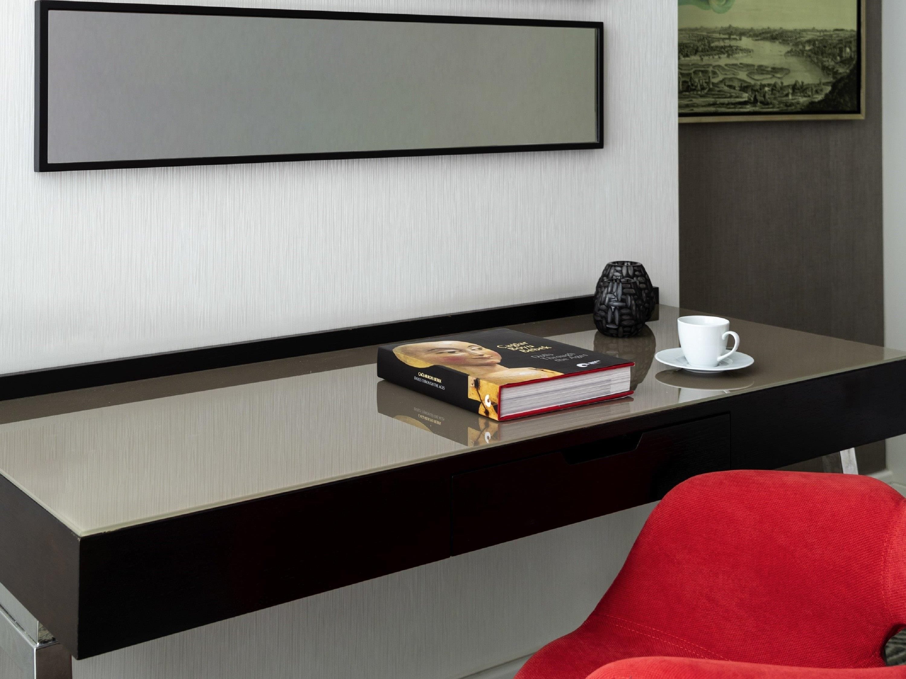 classic room, 1 king bed | 1 bedroom, minibar, in-room safe, desk