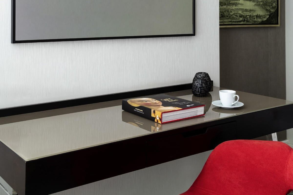 Classic Room, 1 King Bed | 1 bedroom, minibar, in-room safe, desk