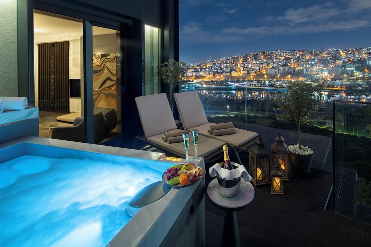 Suite, 1 King Bed (Golden Horn) | 1 bedroom, minibar, in-room safe, desk