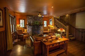 Cabin, 1 King Bed (Large) | Living room