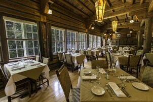 2 restaurantes; se sirven desayunos, almuerzos y cocina americana 