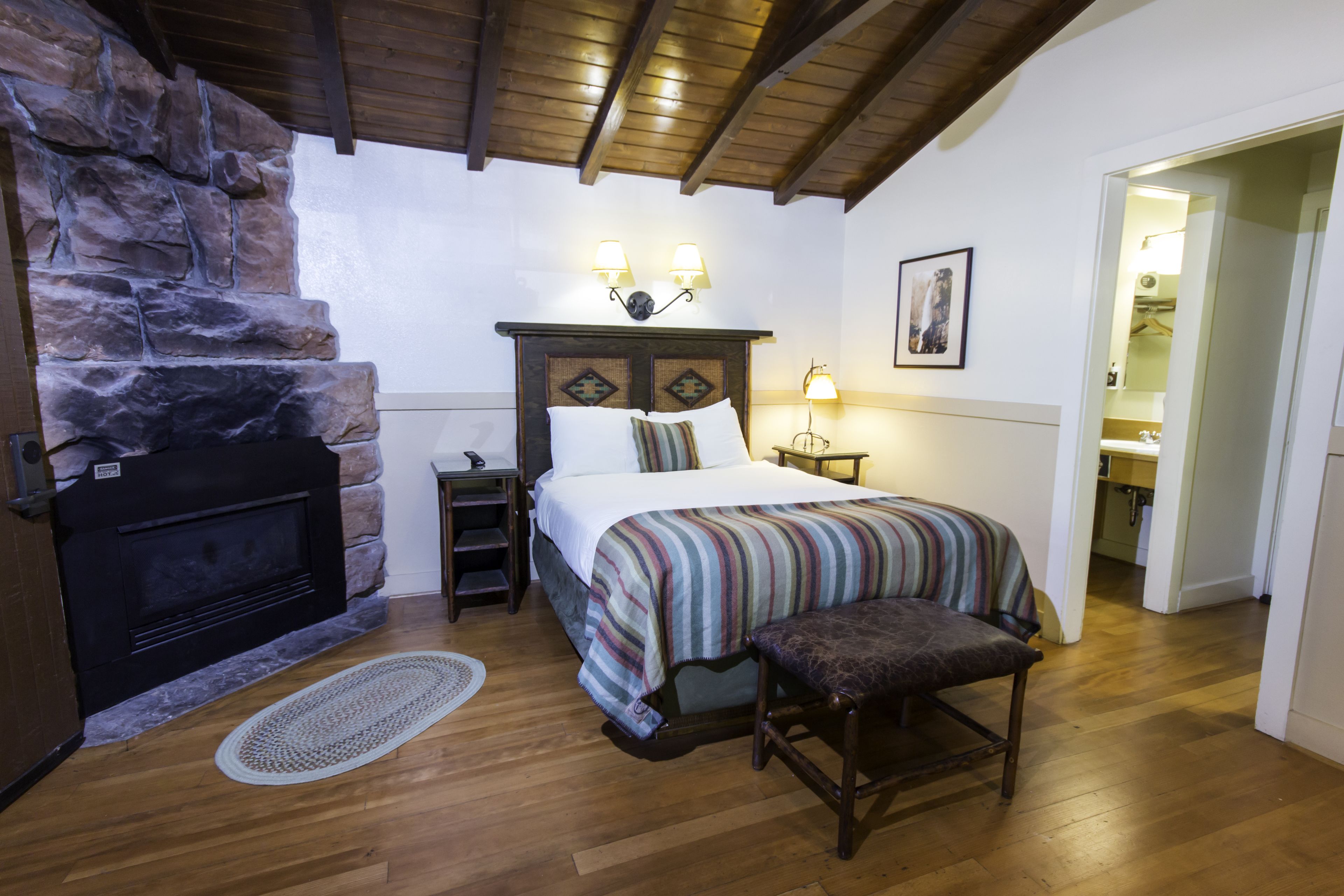 western cabin, 1 queen bed | desk, iron/ironing board, cots/infant beds, rollaway beds