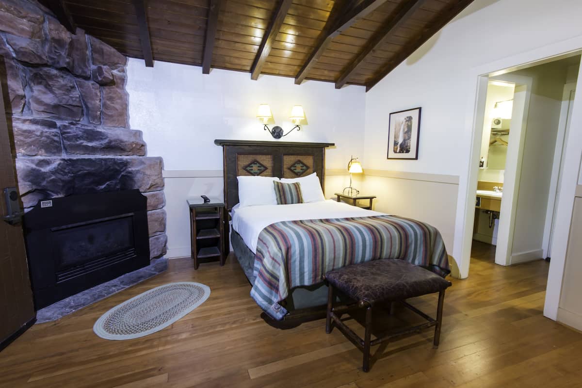 western cabin, 1 queen bed | desk, iron/ironing board, cots/infant beds, rollaway beds