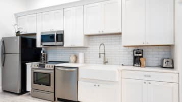 Suíte, 2 quartos | Cozinha privada | Geladeira, micro-ondas, fogão, cooktop