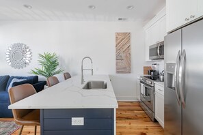 Triple Room | Private kitchen | Fridge, microwave, oven, stovetop - The Quarters on Spring (Charleston)