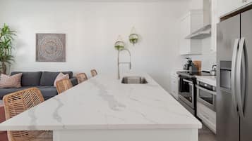 Triple Room | Private kitchen | Fridge, microwave, oven, stovetop