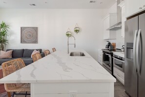 Triple Room | Private kitchen | Fridge, microwave, oven, stovetop - The Quarters on Spring (Charleston)