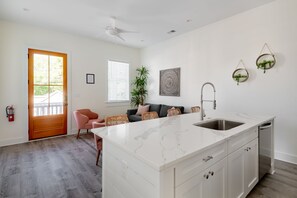 Triple Room | Private kitchen | Fridge, microwave, oven, stovetop - The Quarters on Spring (Charleston)