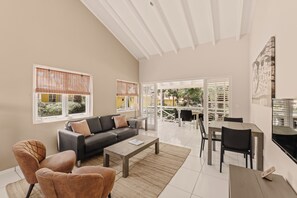 Bungalow Standard, 1 chambre | Aire de séjour | Téléviseur à écran plat