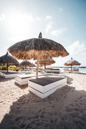 Nær stranden og hvit sand